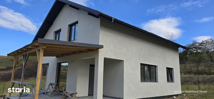 Casă cu 5 camere cu Teren 1000 Mp în Mihai Eminescu