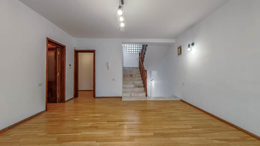 Casă individuală cu 7 camere cu Canalizare în Herăstrău