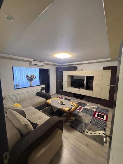 Apartament cu 3 camere decomandat în UMT