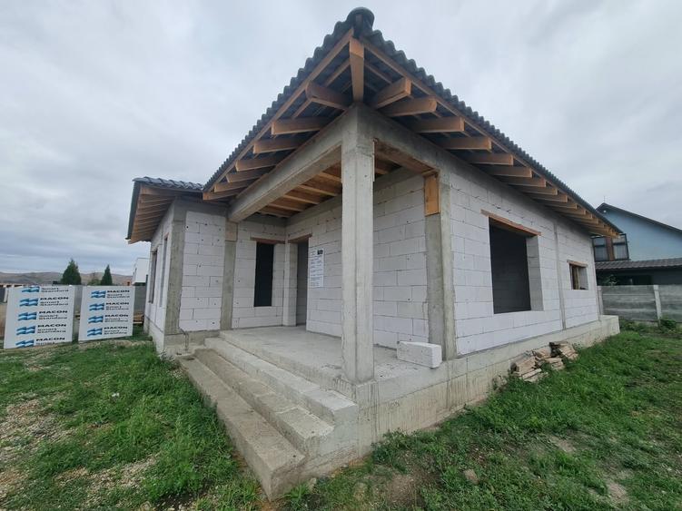 Casă individuală cu 4 camere cu Teren 358 Mp în Micești