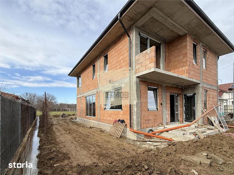 Casă cu 5 camere cu Teren 478 Mp în Cristian