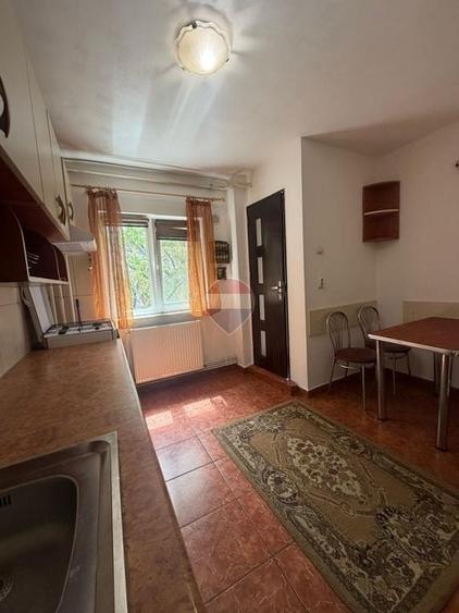 Apartament cu 2 camere decomandat, mobilat în Central
