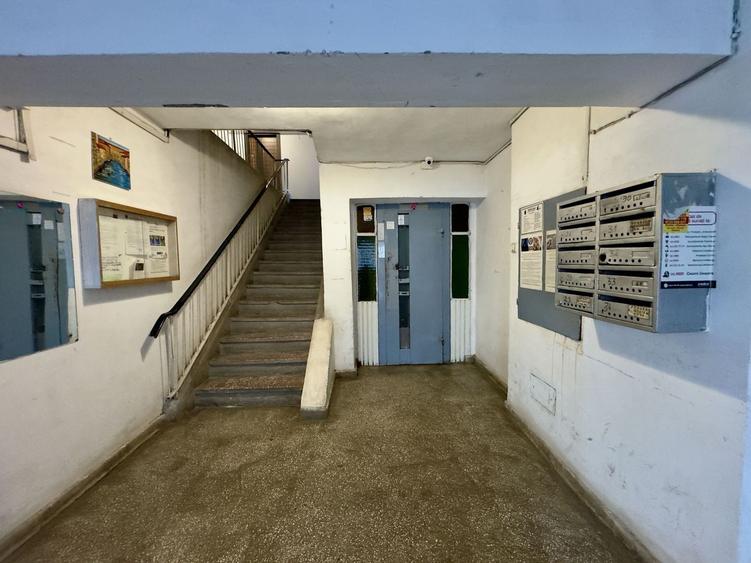 Apartament cu 3 camere decomandat în Uverturii