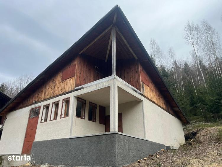 Casă cu 6 camere cu Teren 200 Mp în Uric