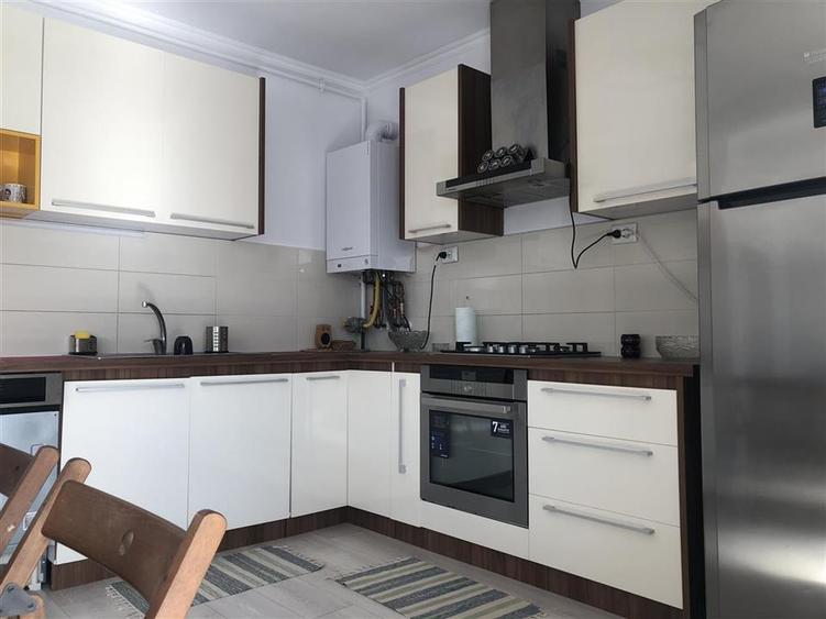 Apartament cu 4 camere decomandat, mobilat în Tractorul