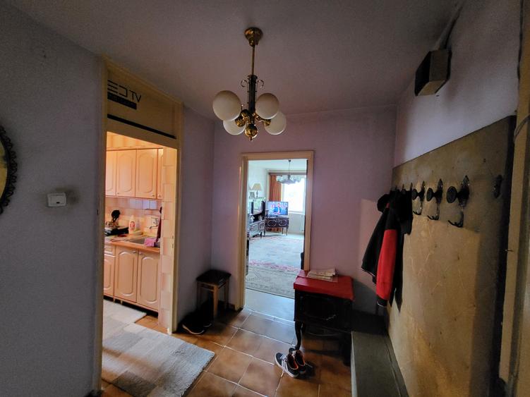 Apartament cu 3 camere semidecomandat în Colentina