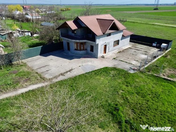 Casă cu 5 camere cu Teren 3400 Mp în Răchitosu