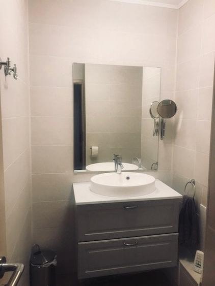 Apartament cu 3 camere semidecomandat, mobilat în Rahova