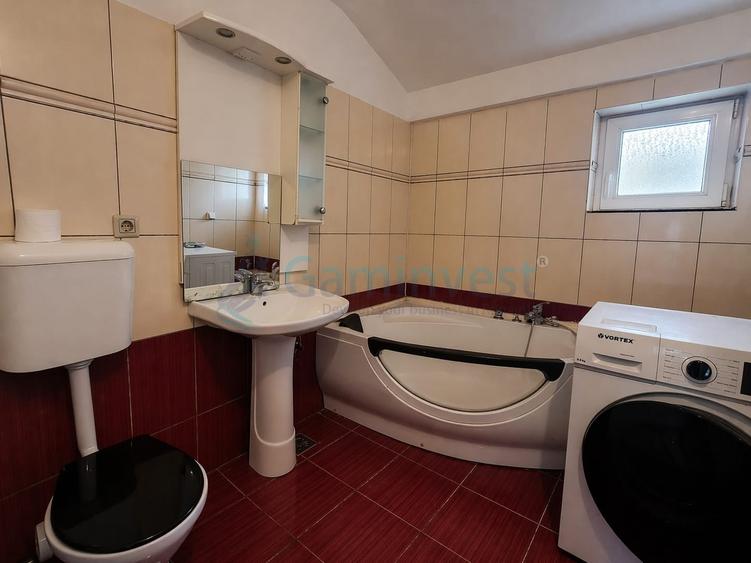 Casă individuală cu 7 camere cu Canalizare în Ultracentral
