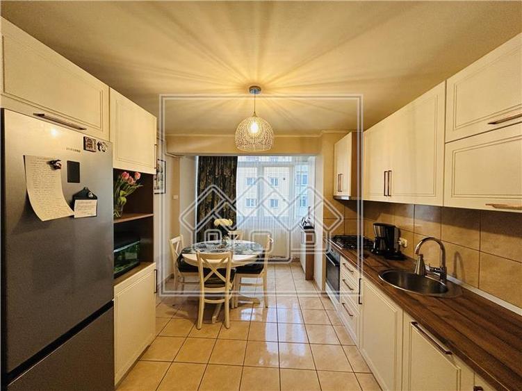 Apartament cu 3 camere decomandat în Vasile Aaron