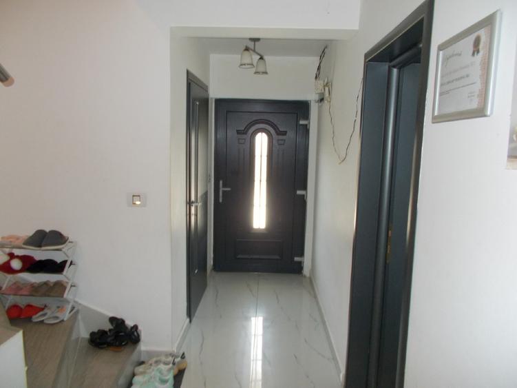 Duplex cu 4 camere cu Teren 325 Mp în Parța