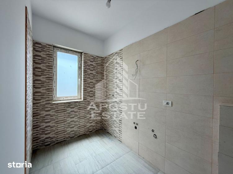 Apartament cu 3 camere în Plopi