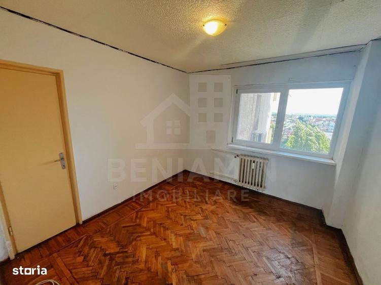 Apartament cu 4 camere semidecomandat în Calea București