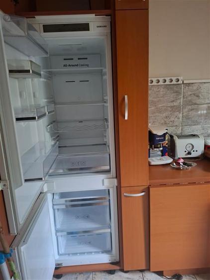 Apartament cu 3 camere semidecomandat în Podul de Piatră