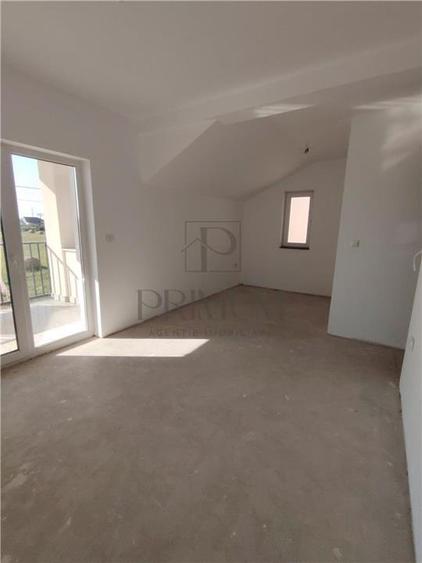 Duplex cu 5 camere cu Canalizare în Aeroport
