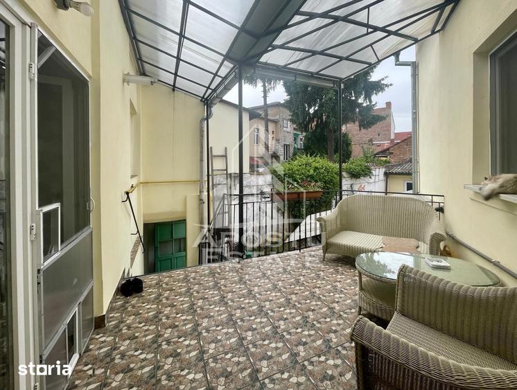 Casă cu 6 camere cu Teren 214 Mp în Central