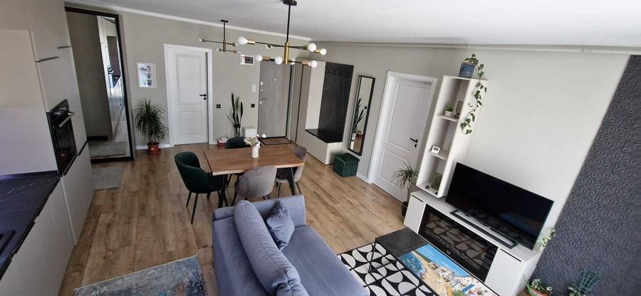 Apartament cu 3 camere semidecomandat în Florești