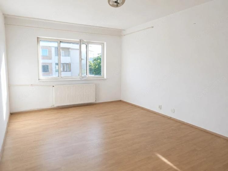 Apartament cu 3 camere decomandat în Rovine