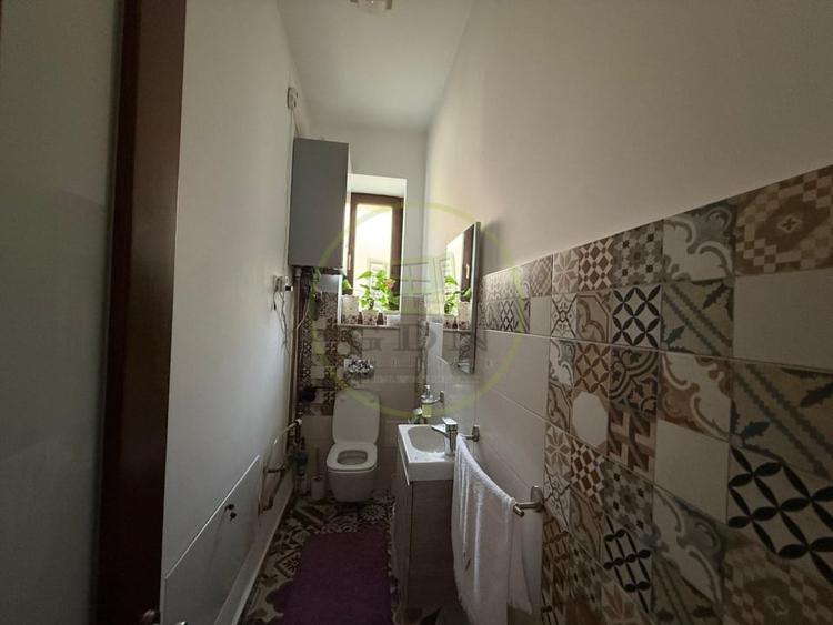 Casă individuală cu 10 camere cu Canalizare în Central