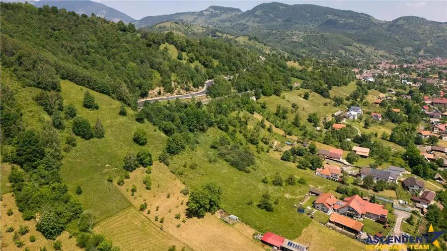 Teren de 4409 mp, în Județean