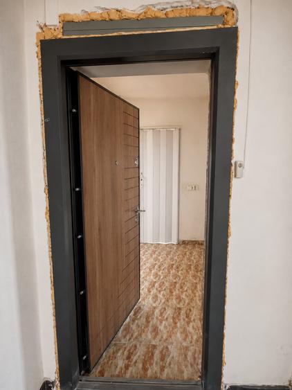 Apartament cu 2 camere nedecomandat în P-ța Victoriei