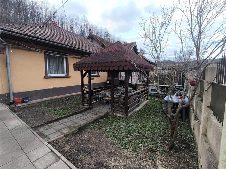 Casă individuală cu 5 camere cu Canalizare în Muncitoresc