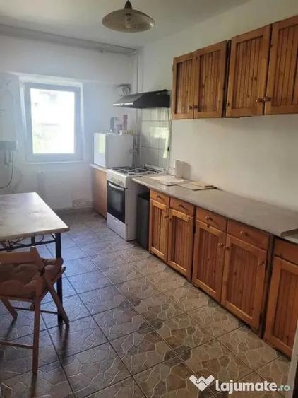 Apartament cu 4 camere decomandat în Est