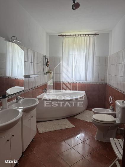 Casă cu 7 camere cu Teren 1752 Mp în Ghiroda