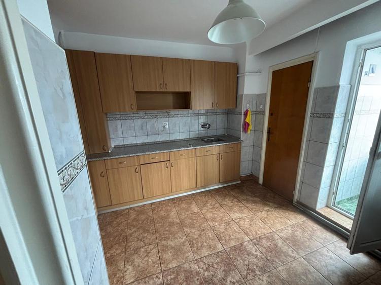 Apartament cu 4 camere decomandat în Republicii