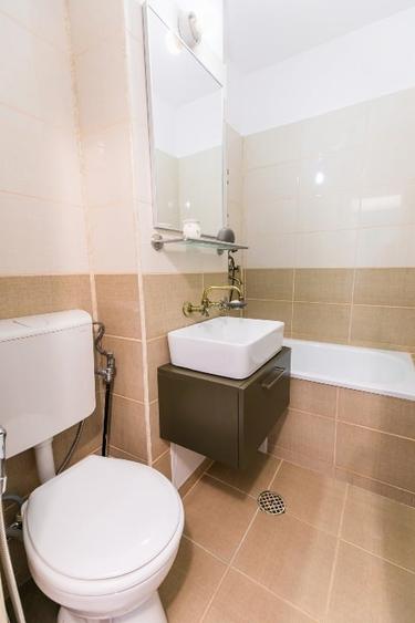Apartament cu 3 camere semidecomandat, mobilat în Craiovița Nouă