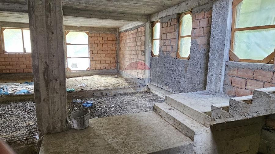 Casă individuală cu 10 camere cu Teren 1055 Mp în Dâmbovicioara