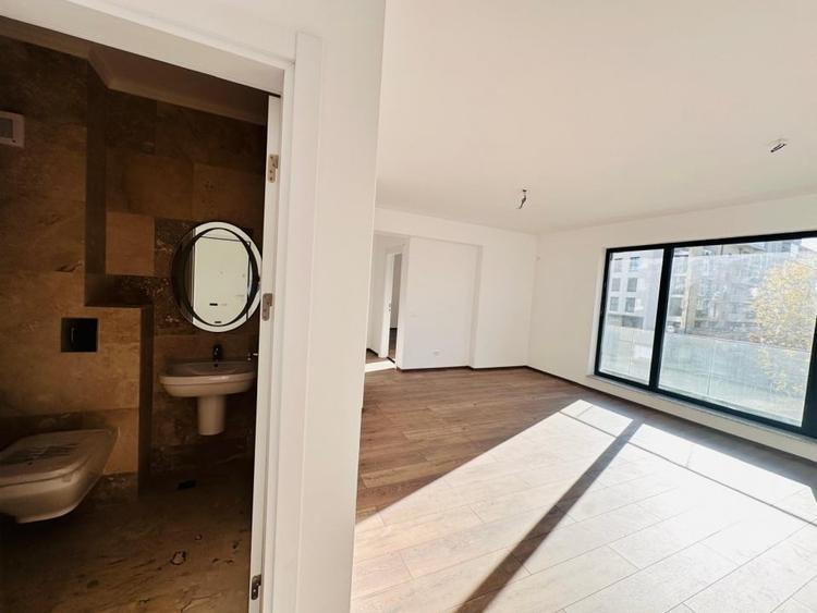 Apartament cu 3 camere semidecomandat în Dămăroaia