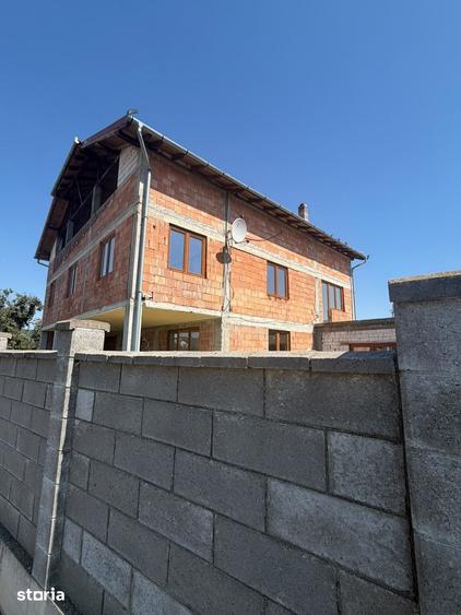Casă cu 9 camere cu Teren 850 Mp în Brănișca