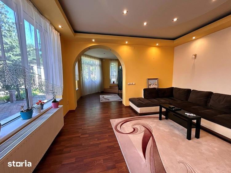 Casă cu 7 camere cu Teren 378 Mp în Vest