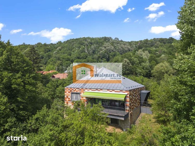 Casă cu 6 camere cu Teren 3300 Mp în Cornu