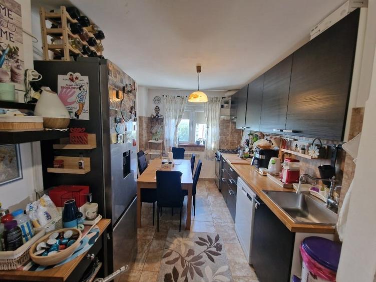 Apartament cu 4 camere semidecomandat, mobilat în Berceni