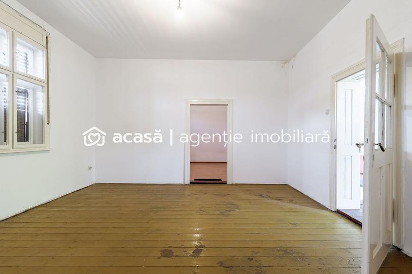 Casă individuală cu 14 camere cu Canalizare în Micălaca