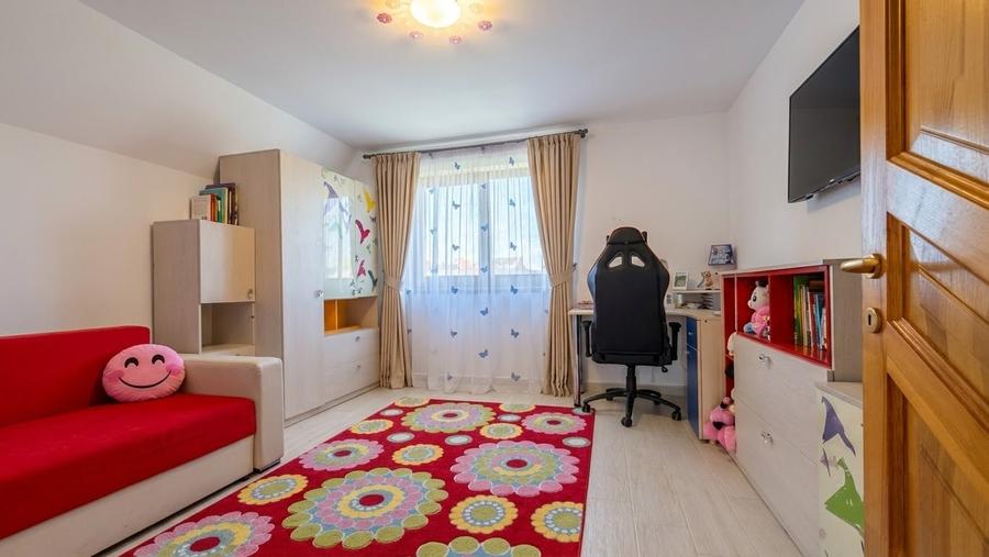 Casă individuală cu 5 camere cu Teren 360 Mp în Exterior Est