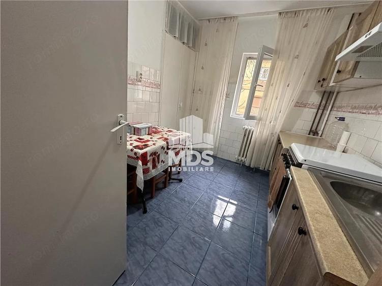Apartament cu 3 camere semidecomandat în Lipovei
