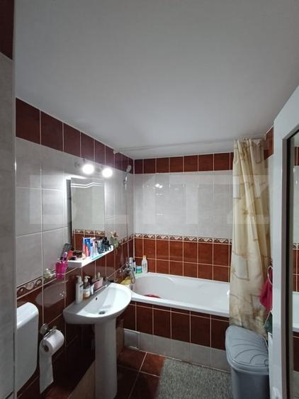 Apartament cu 3 camere semidecomandat, mobilat în Central