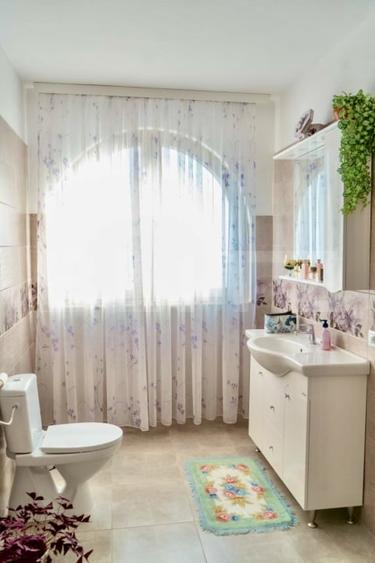 Casă individuală cu 6 camere cu Teren 1200 Mp în Cetate