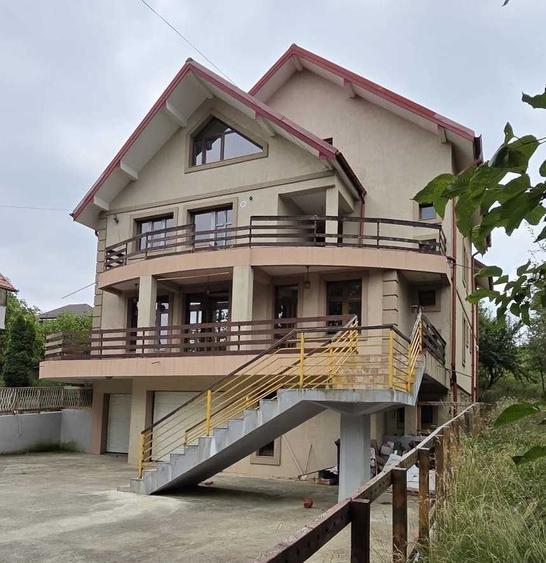 Casă cu 4 camere decomandat cu Teren 1318 Mp în Bucium