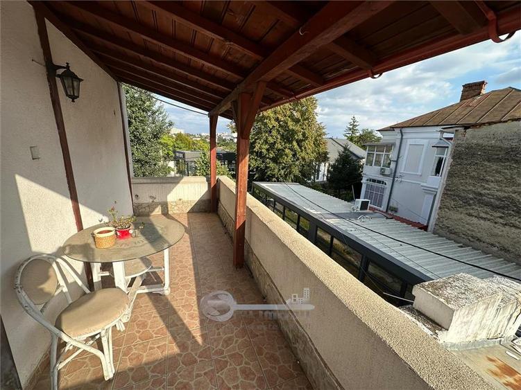 Casă cu 11 camere cu Teren 512 Mp în Târgu Cucu