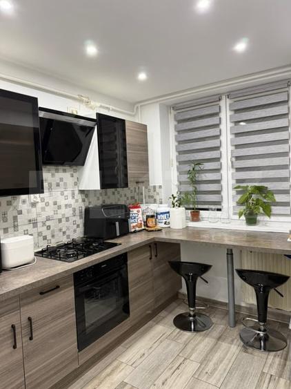 Apartament cu 3 camere semidecomandat, mobilat în Ultracentral