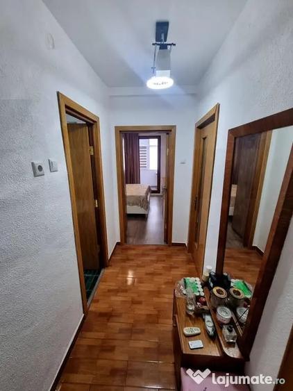 Apartament cu 3 camere semidecomandat în Peninsula