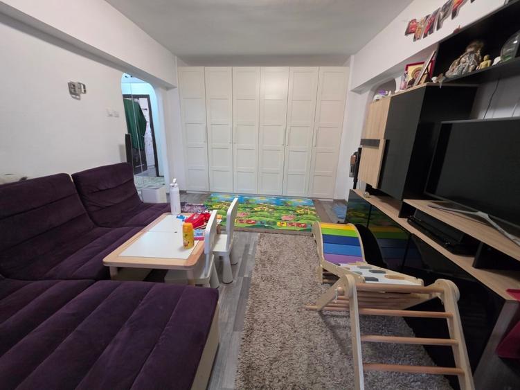 Apartament cu 3 camere semidecomandat în Dristor