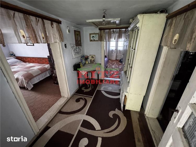 Casă cu 4 camere cu Teren 2437 Mp în Osica de Sus