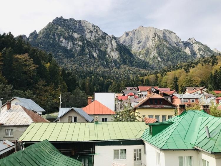 Casă individuală cu 8 camere cu Teren 260 Mp în Ultracentral