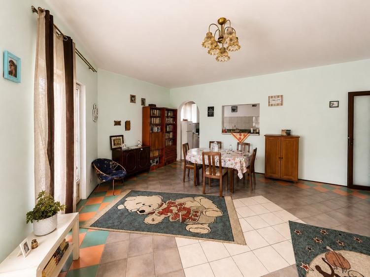 Casă individuală cu 8 camere cu Garaj în Popești-Leordeni