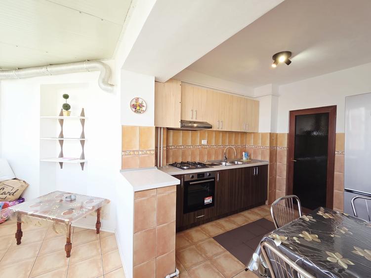 Apartament cu 3 camere decomandat, mobilat în Piața Centrală